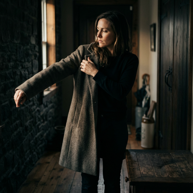 Firefly_Gemini Flash_A cinematic fine art photograph of the same 35-year-old woman in the exact same hallw 693001 B